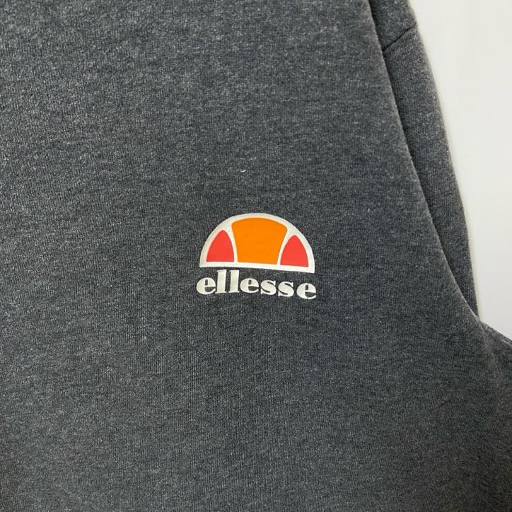 古着 used　ellesse エレッセ　長袖ワンポイントロゴスウェット　トレーナー　レトロデザイン　ダークグレー　Lサイズ