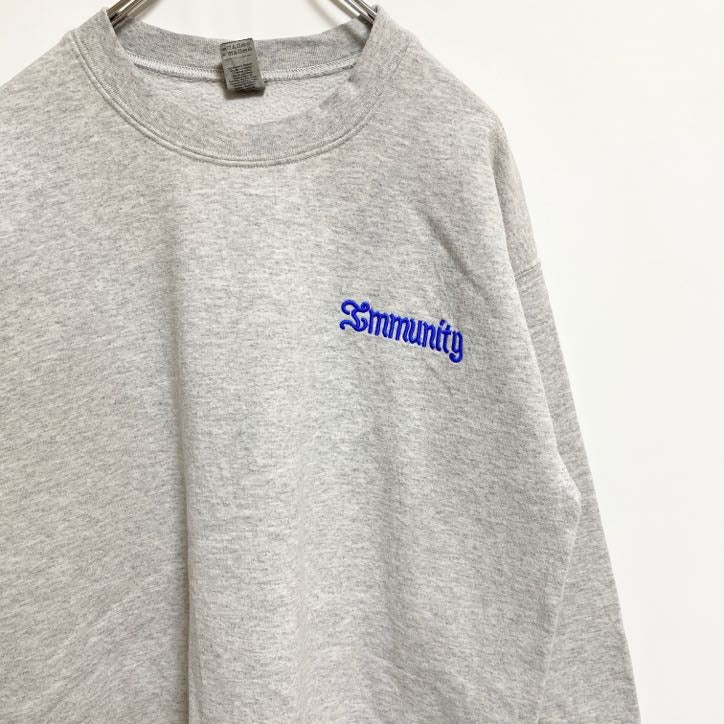 古着 used　GILDAN　ギルダン　長袖ワンポイントロゴ刺繍スウェット　トレーナー　クルーネック　ライトグレー　Mサイズ