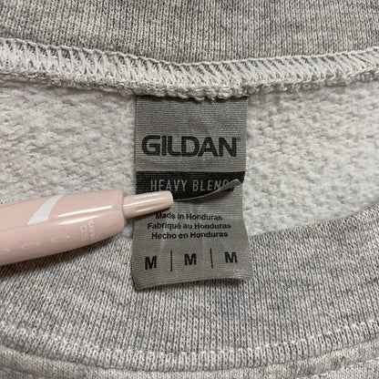 古着 used　GILDAN　ギルダン　長袖ワンポイントロゴ刺繍スウェット　トレーナー　クルーネック　ライトグレー　Mサイズ