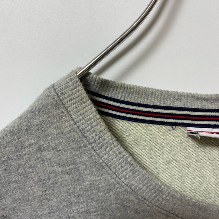 古着 used　FILA フィラ　長袖ワンポイントロゴ刺繍スウェット　トレーナー　グレー　クルーネック　秋冬服　XLサイズ