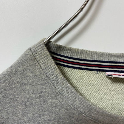 古着 used　FILA フィラ　長袖ワンポイントロゴ刺繍スウェット　トレーナー　グレー　クルーネック　秋冬服　XLサイズ