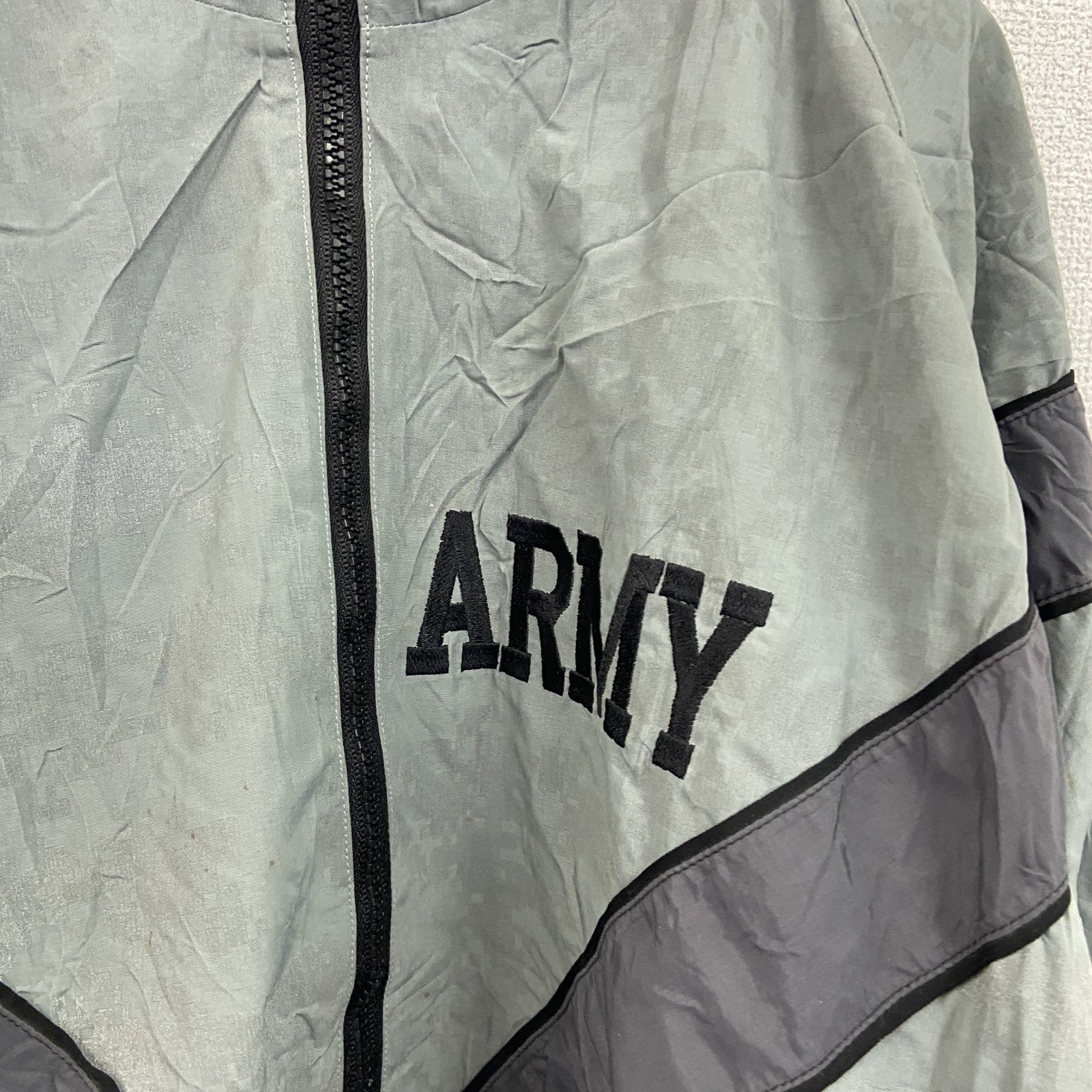 00s　米軍　U.S.ARMY　IPFU　トレーニングジャケット　ナイロンジャケット　デジカモ　灰色　グレー　Lサイズ