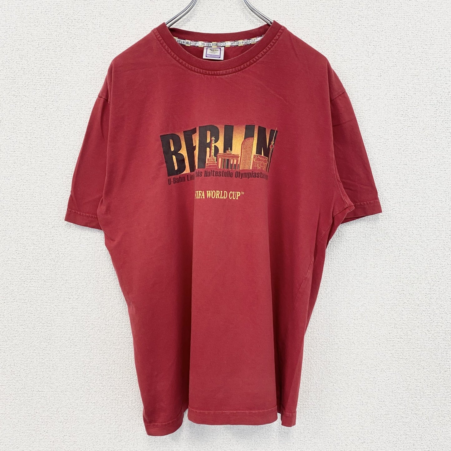 古着 used　GERMANY　半袖プリントTシャツ　BERLIN　FIFA　カジュアルデザイン　赤　クルーネック　Mサイズ