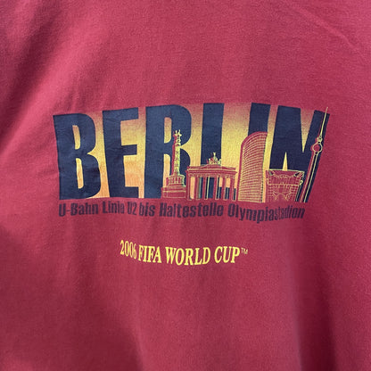古着 used　GERMANY　半袖プリントTシャツ　BERLIN　FIFA　カジュアルデザイン　赤　クルーネック　Mサイズ