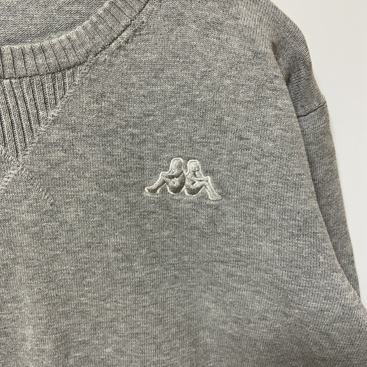 古着 used　Kappa カッパ　長袖Vガゼットニット　セーター　ワンポイントロゴ刺繍　グレー　シンプル　レトロ　Lサイズ