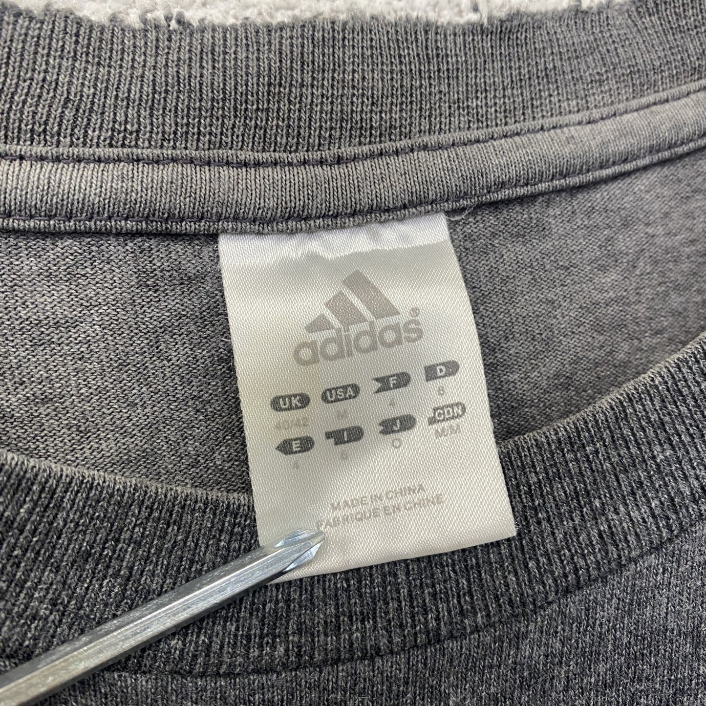 adidas　アディダス　半袖プリントTシャツ　灰色　グレー　Mサイズ