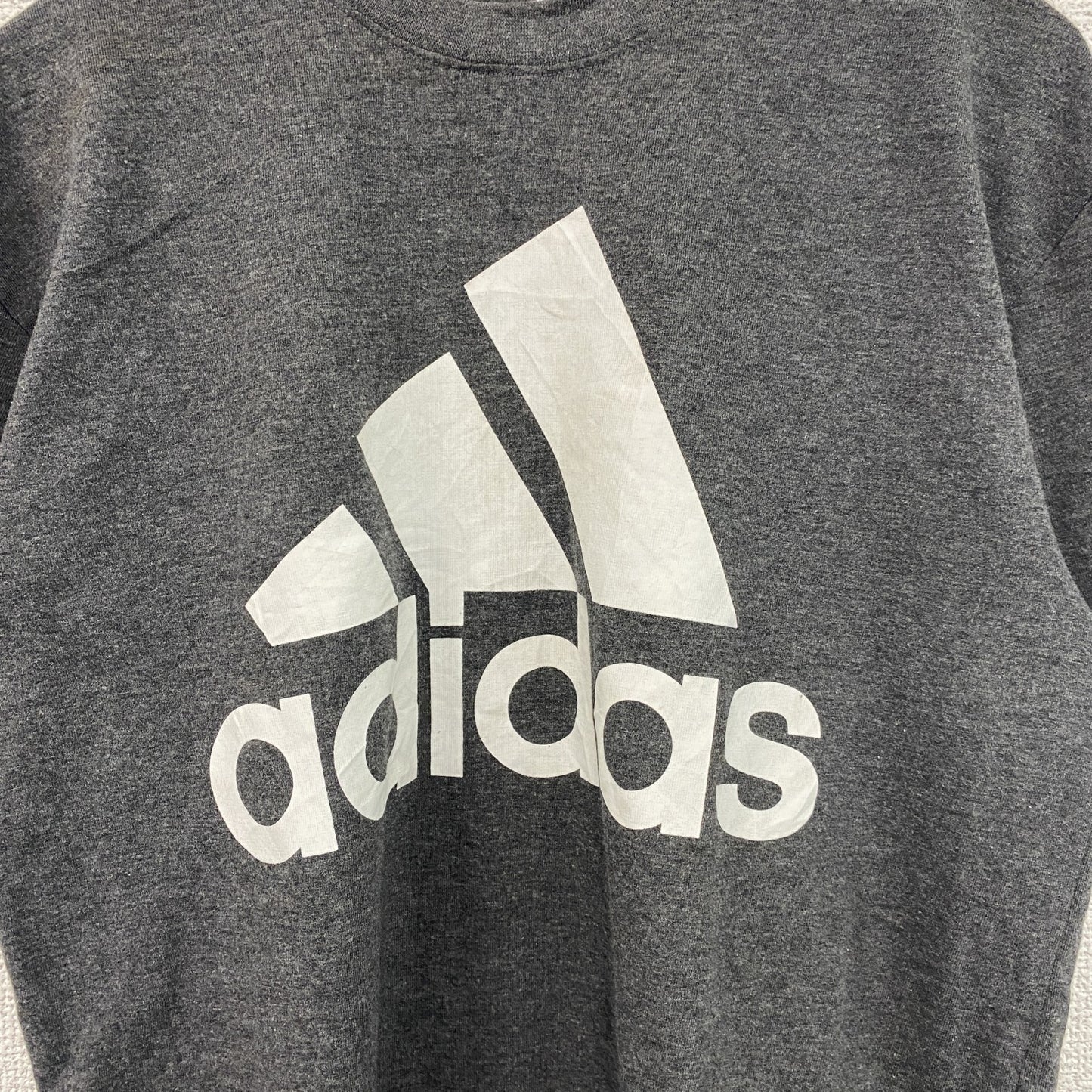 古着 used　Adidas　アディダス　半袖ロゴプリントTシャツ　グレー　クルーネック　レトロデザイン　Mサイズ