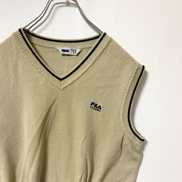 古着 used　FILA CLASSIC フィラ　Vネックニットベスト　セーター　ワンポイントロゴ刺繍　ベージュ　Sサイズ
