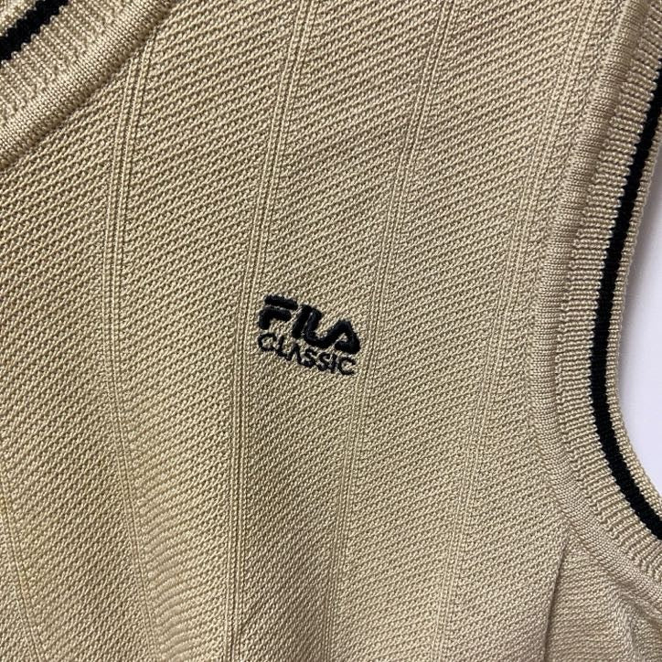 古着 used　FILA CLASSIC フィラ　Vネックニットベスト　セーター　ワンポイントロゴ刺繍　ベージュ　Sサイズ
