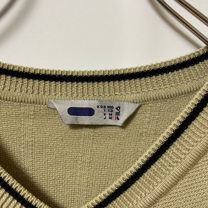 古着 used　FILA CLASSIC フィラ　Vネックニットベスト　セーター　ワンポイントロゴ刺繍　ベージュ　Sサイズ
