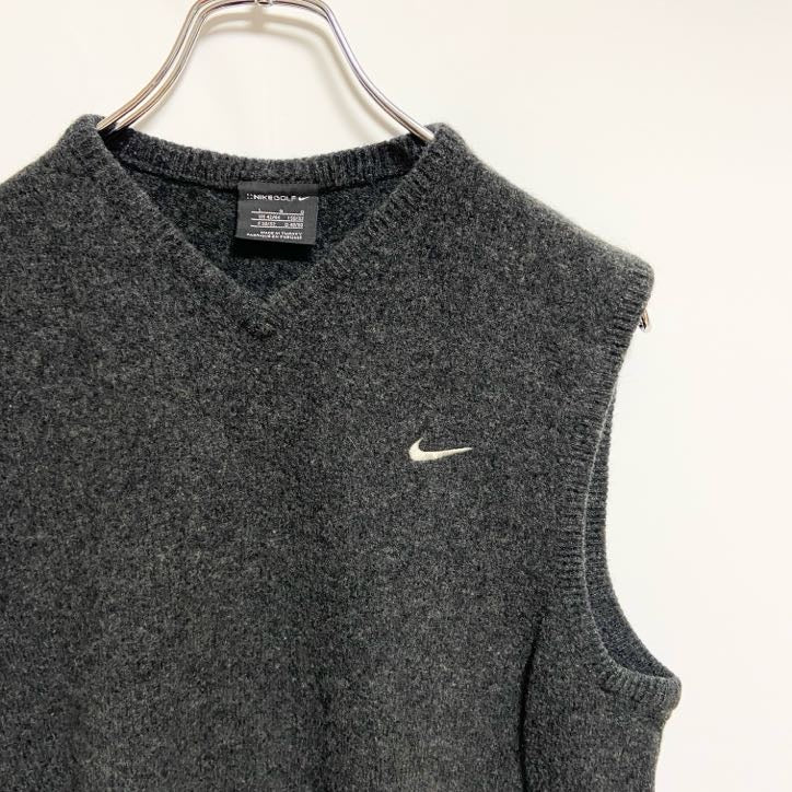 古着 used　NIKEGOLF ナイキゴルフ　Vネックニットベスト　セーター　ワンポイントロゴ刺繍　ダークグレー　Sサイズ