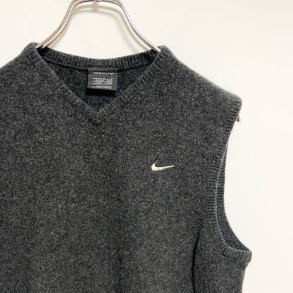 古着 used　NIKEGOLF ナイキゴルフ　Vネックニットベスト　セーター　ワンポイントロゴ刺繍　ダークグレー　Sサイズ