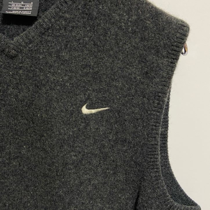 古着 used　NIKEGOLF ナイキゴルフ　Vネックニットベスト　セーター　ワンポイントロゴ刺繍　ダークグレー　Sサイズ