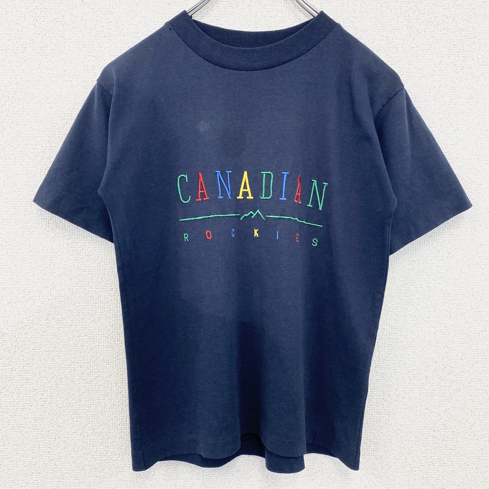 古着 used　FABEC　半袖カラフル刺繍Tシャツ　カナダ製　カジュアルデザイン　レトロ　クルーネック　ネイビー　Lサイズ