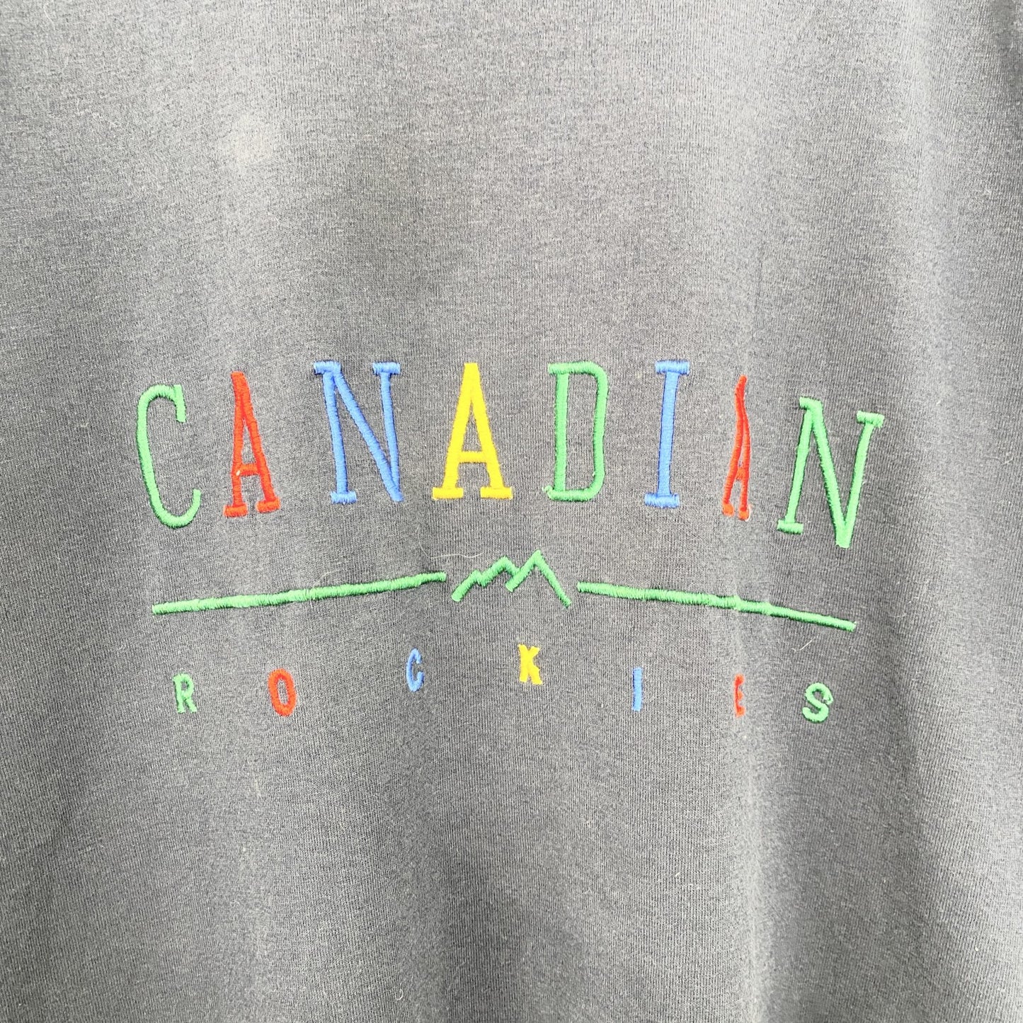 古着 used　FABEC　半袖カラフル刺繍Tシャツ　カナダ製　カジュアルデザイン　レトロ　クルーネック　ネイビー　Lサイズ