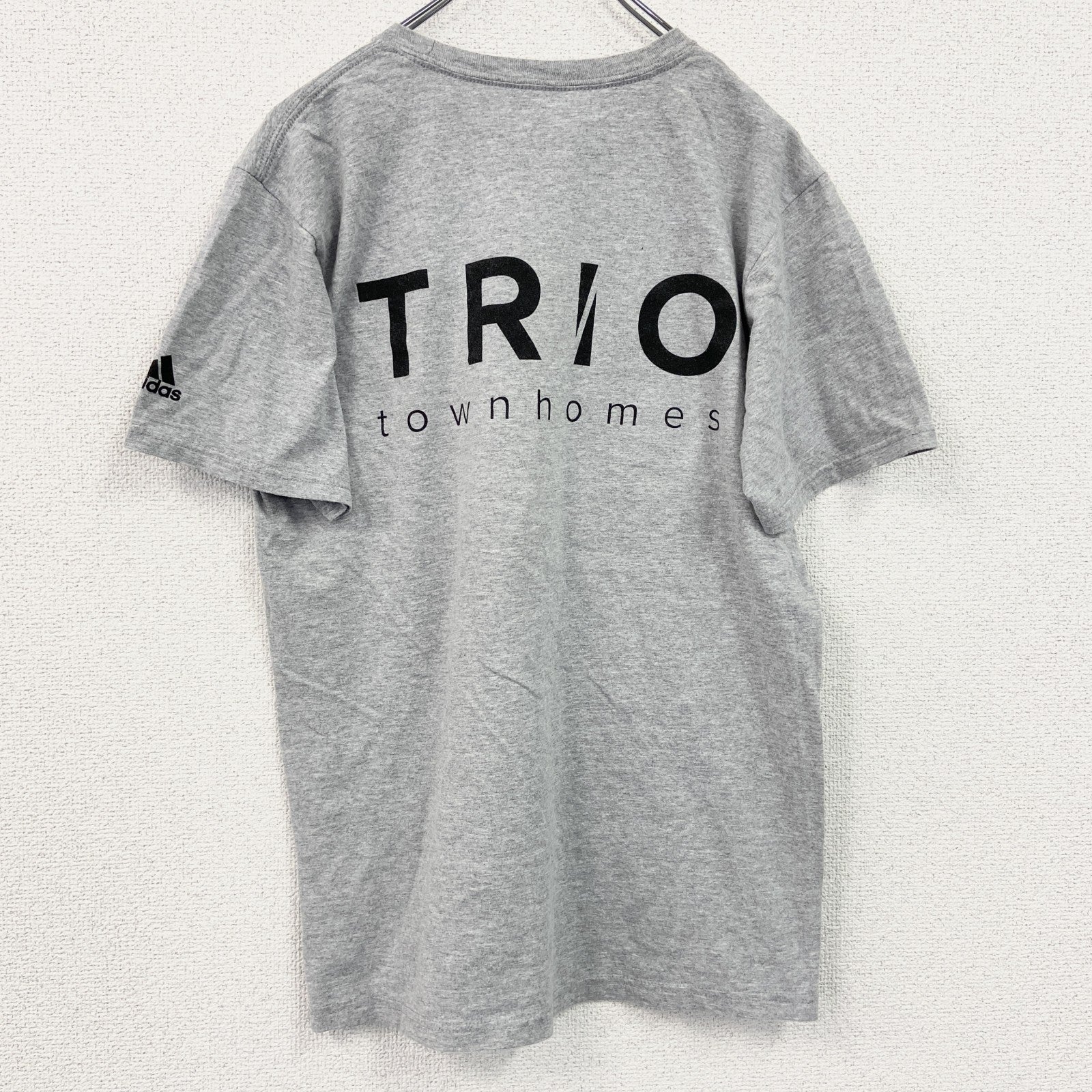 古着 used　adidas　アディダス　半袖プリントTシャツ　バックプリント　クルーネック　レトロデザイン　灰　グレー　Mサイズ