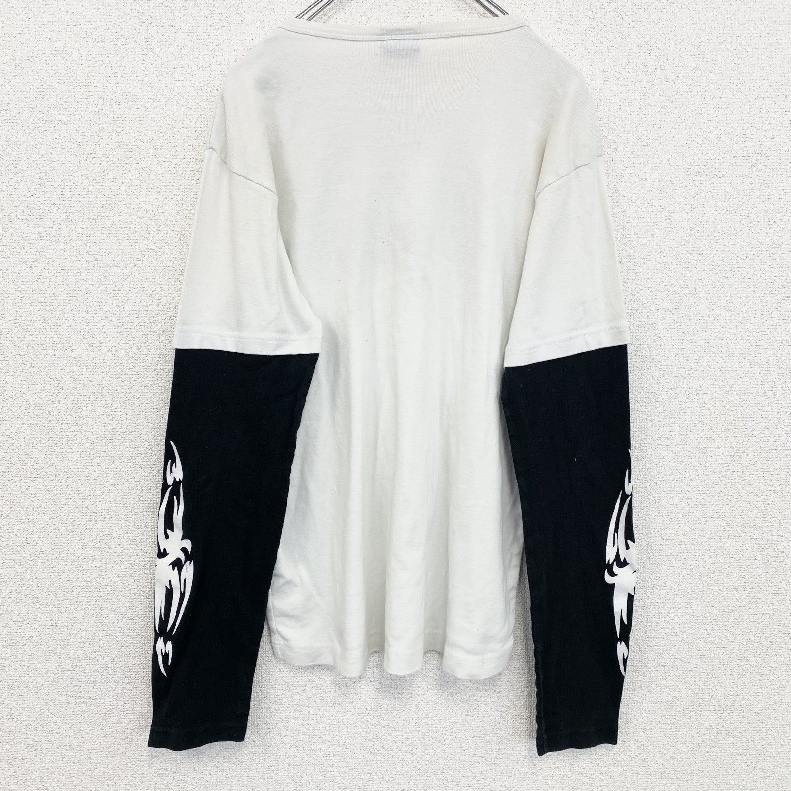 古着 used　FISHBONE　長袖重ね着風プリントTシャツ　モノトーン　バイカラー　黒　白　レトロデザイン　XLサイズ