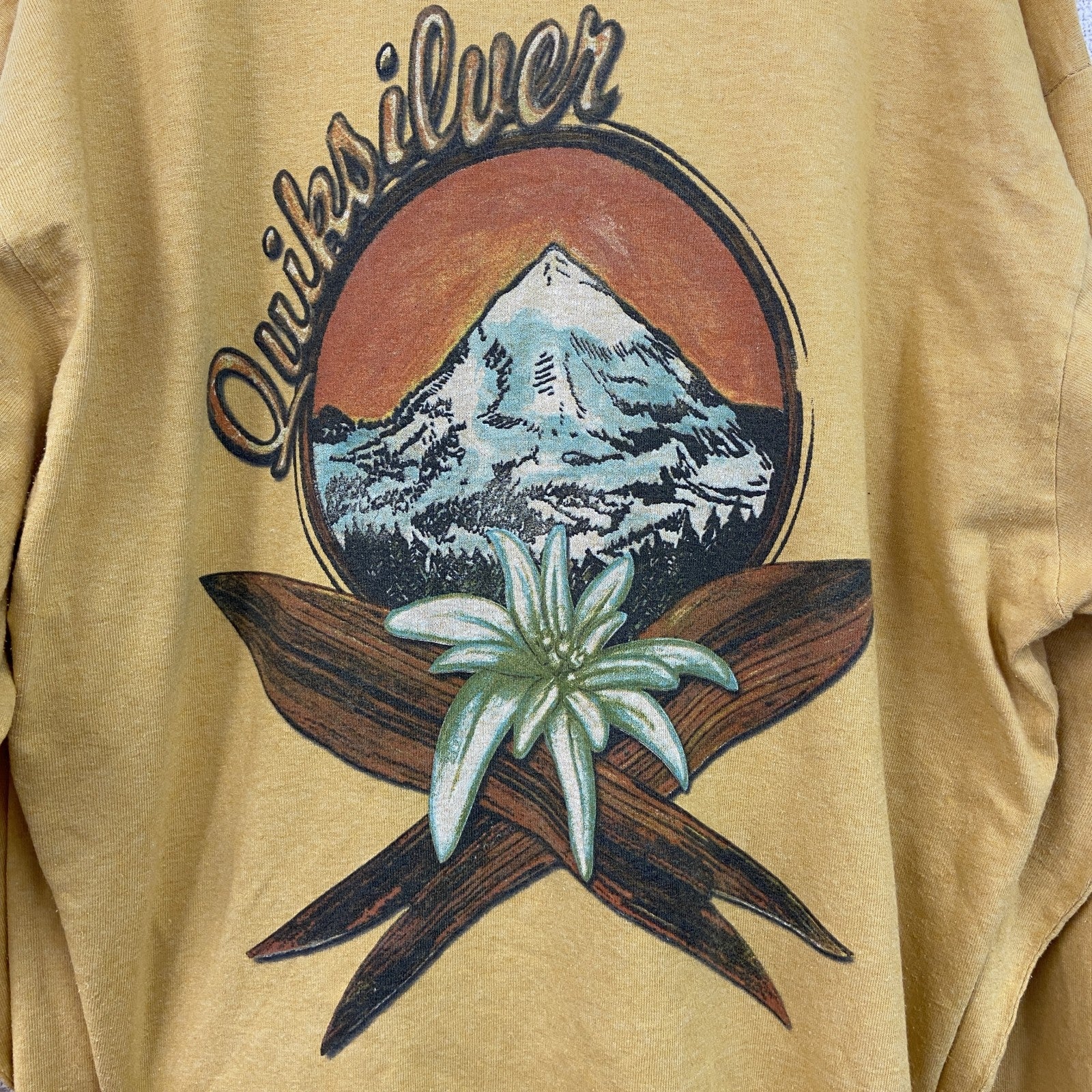 古着 used　Quiksilver　長袖スウェット　両面プリント　レトロデザイン　クルーネック　イエロー　黄色　Lサイズ