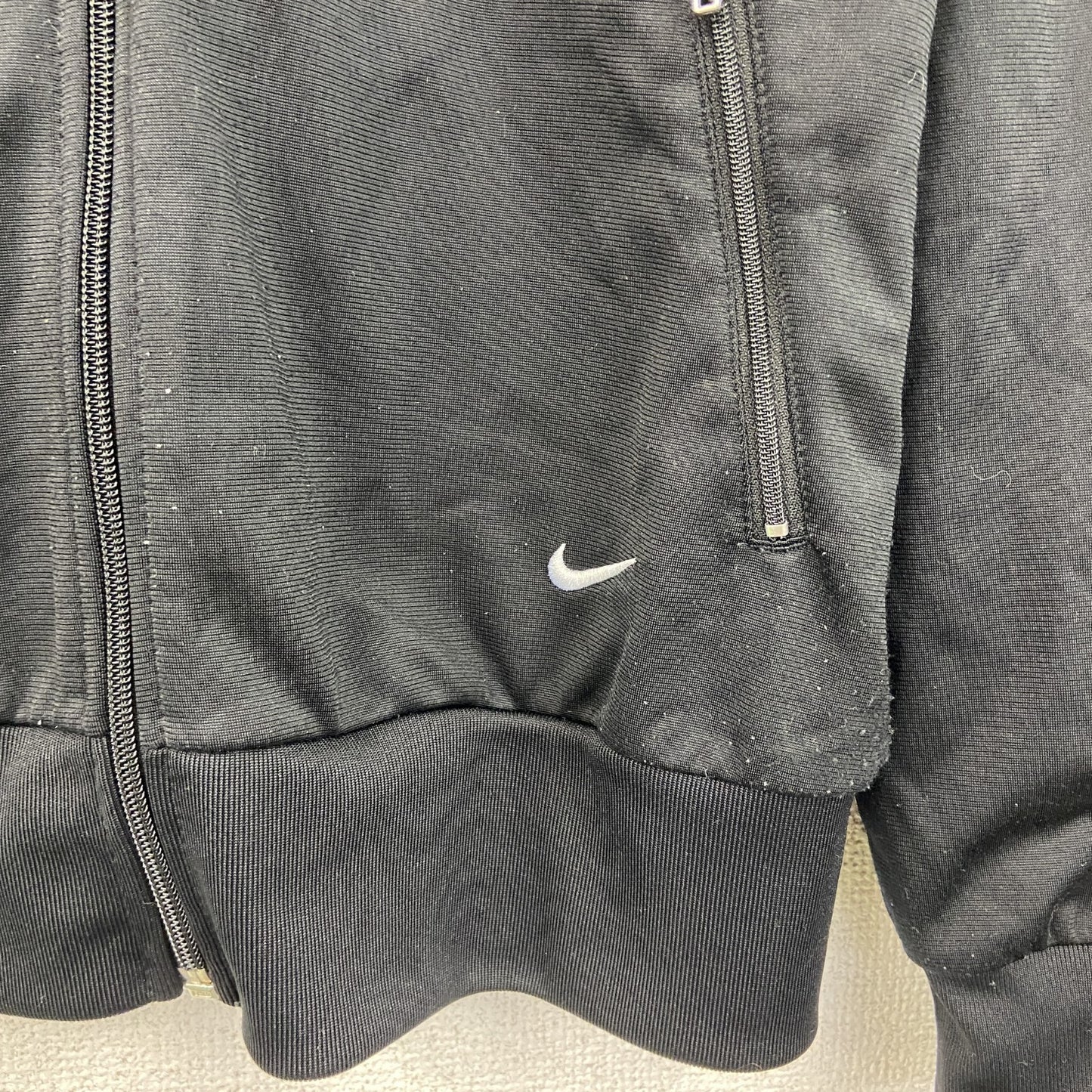 古着 used　NIKE　ナイキ　長袖トラックジャケット　ジャージ　レトロデザイン　刺繍ロゴ　ワンポイント　黒　ブラック