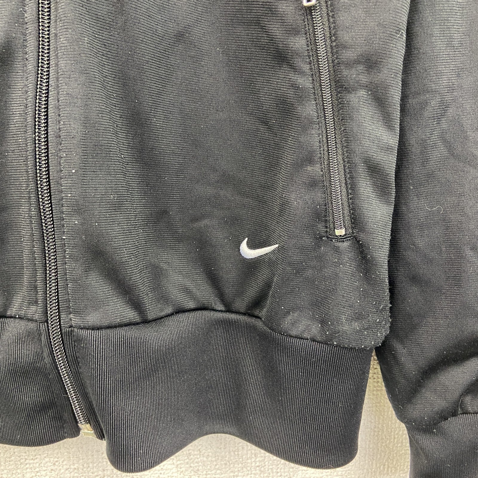 古着 used　NIKE　ナイキ　長袖トラックジャケット　ジャージ　レトロデザイン　刺繍ロゴ　ワンポイント　黒　ブラック