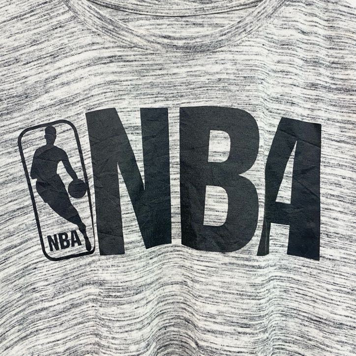古着 used　NBA　半袖プリントTシャツ　バスケットボール　スポーツ　ロゴデザイン　クルーネック　グレー