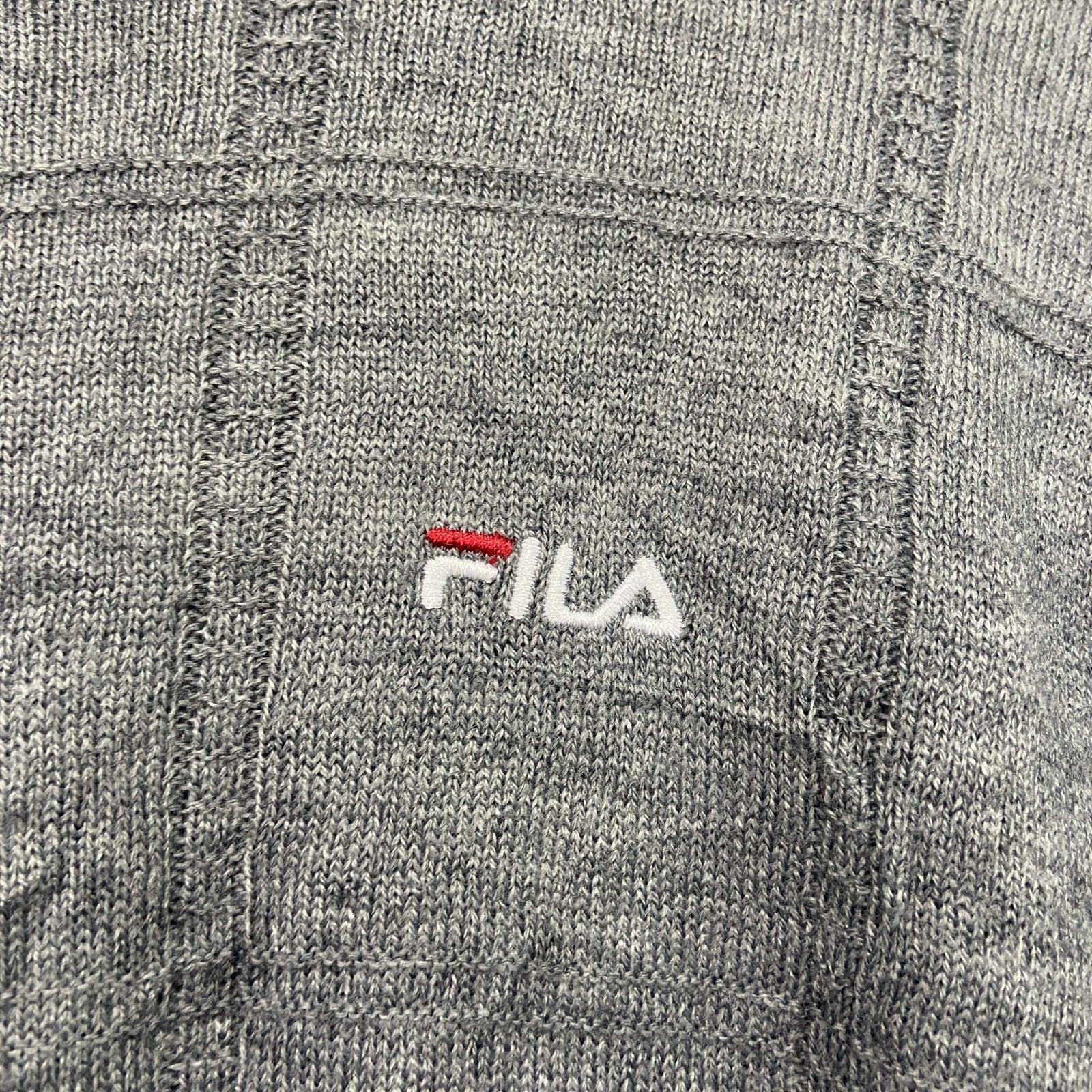 FILA　フィラ　ニットセーター　タートルネック　ハイネック　チェック柄　刺繍ロゴ　スポーツミックス　灰色　グレー