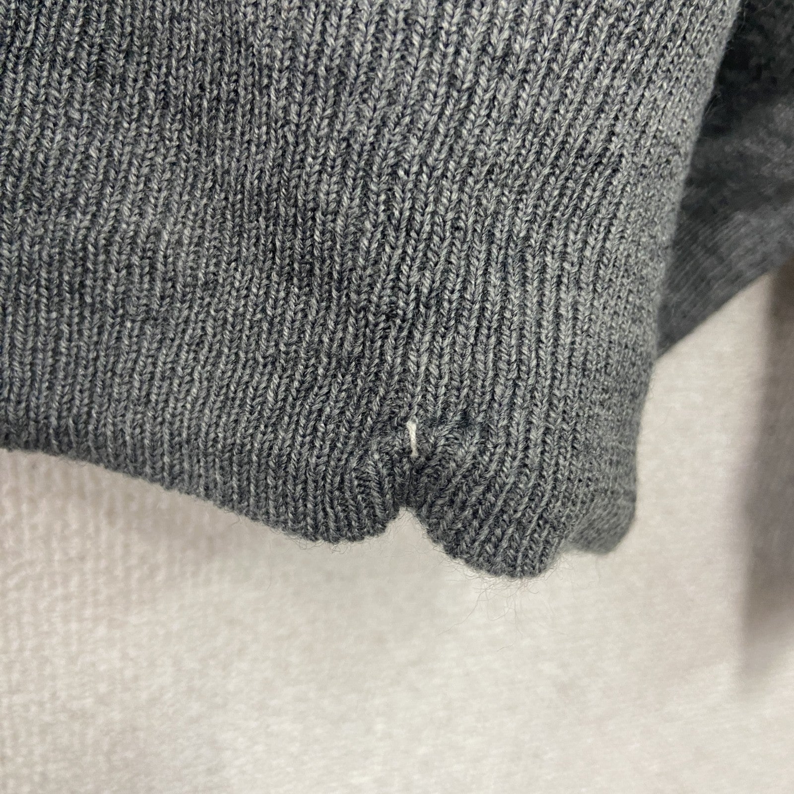FILA　フィラ　ニットセーター　タートルネック　ハイネック　チェック柄　刺繍ロゴ　スポーツミックス　灰色　グレー