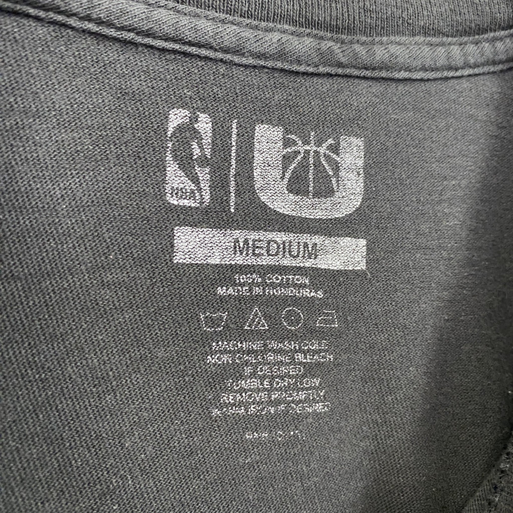 古着 used　NBA　半袖プリントＴシャツ　シカゴブルズ　バスケットボール　クルーネック　黒　ブラック　Mサイズ