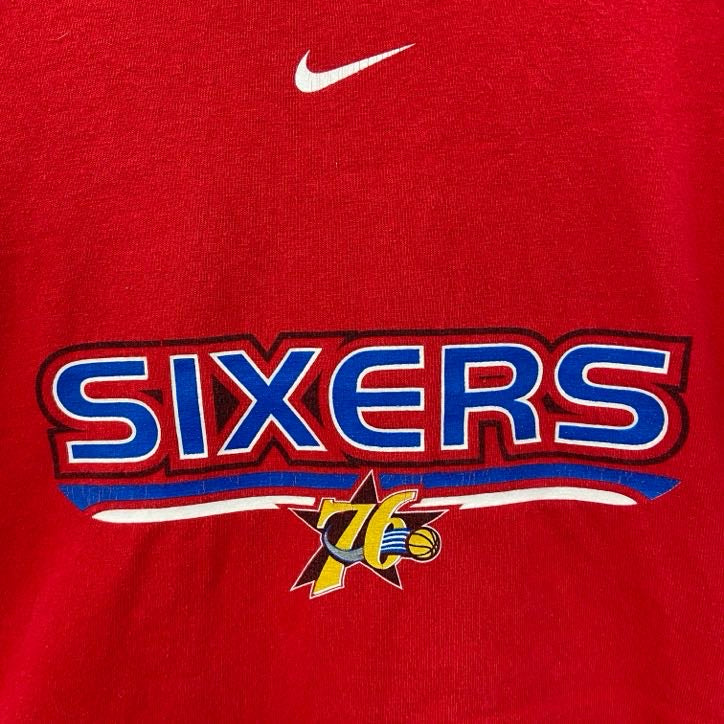 古着 used　NIKE　ナイキ　長袖プリントTシャツ　フィラデルフィアセブンティシクサーズ　クルーネック　赤　レッド　Mサイズ