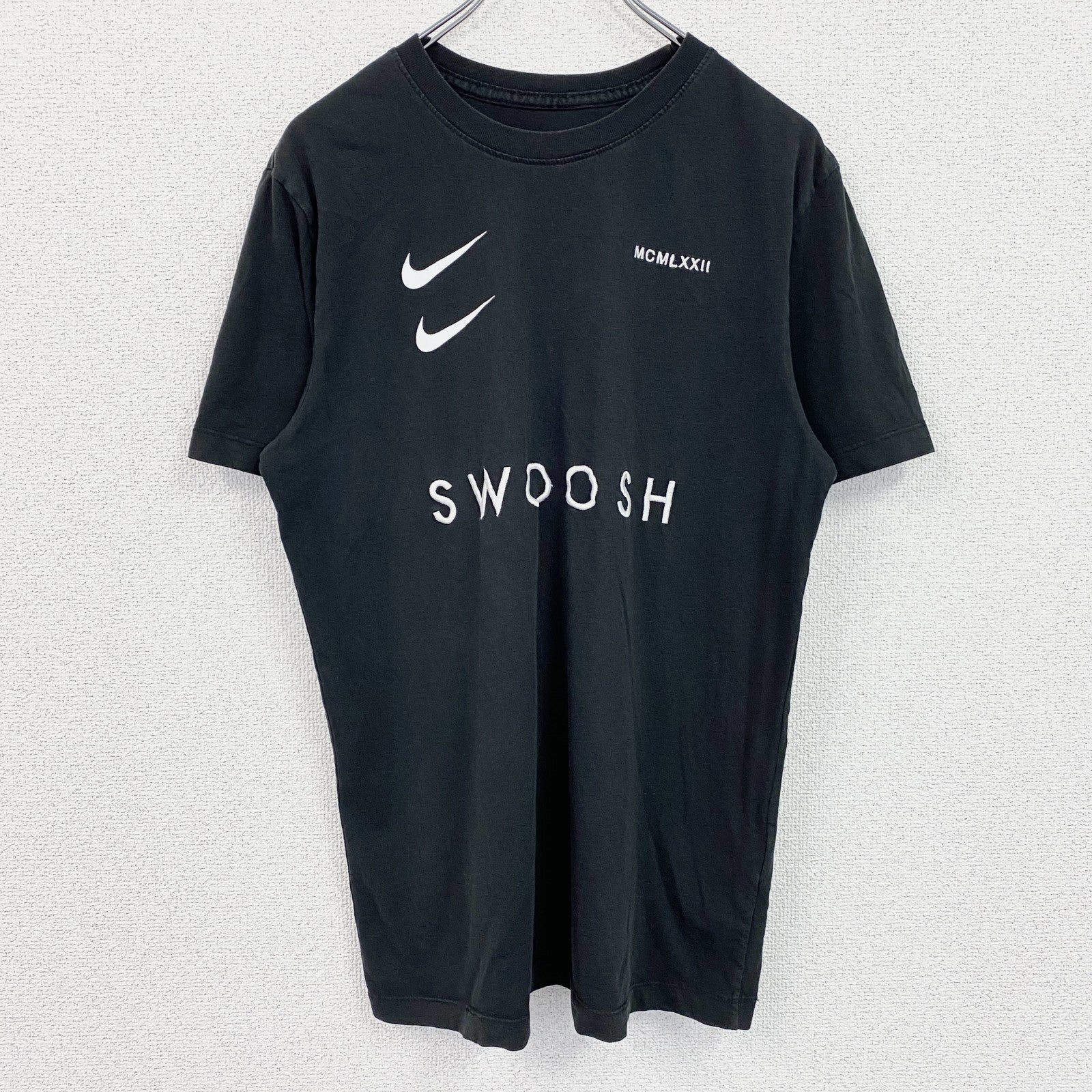 古着 used　NIKE　ナイキ　半袖英語刺繍Ｔシャツ　SWOOSH　クルーネック　黒　ブラック　カジュアルデザイン　Sサイズ