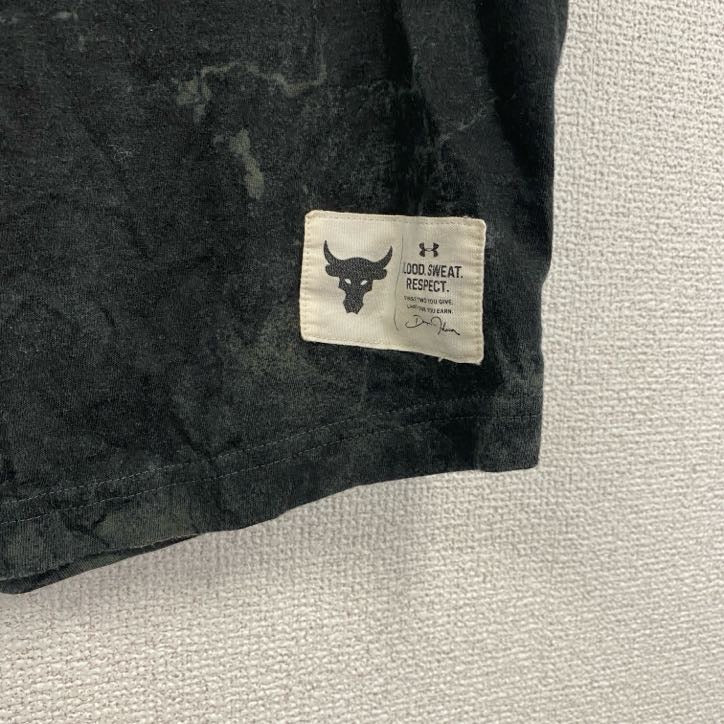 古着 used　アンダーアーマー　半袖プリントTシャツ　バッファロー　ワンポイント　ダークグリーン　総柄　2XLサイズ