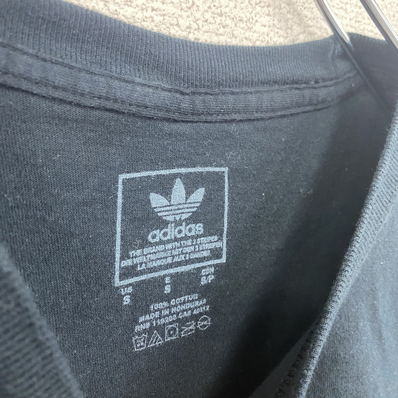 古着 used　adidas　アディダス　半袖プリントTシャツ　STAFF　カジュアルデザイン　レトロ　ブラック　黒　Sサイズ