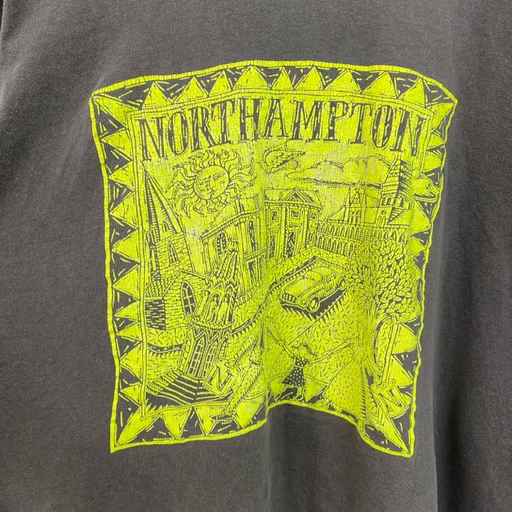 古着 used　半袖ビッグプリントTシャツ　ノーザンプトン　イギリス　街並み　クルーネック　ダークグレー　XLサイズ