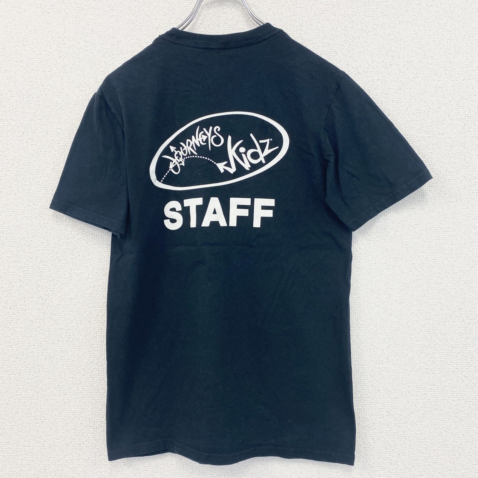 古着 used　adidas　アディダス　半袖プリントTシャツ　STAFF　カジュアルデザイン　レトロ　ブラック　黒　Sサイズ