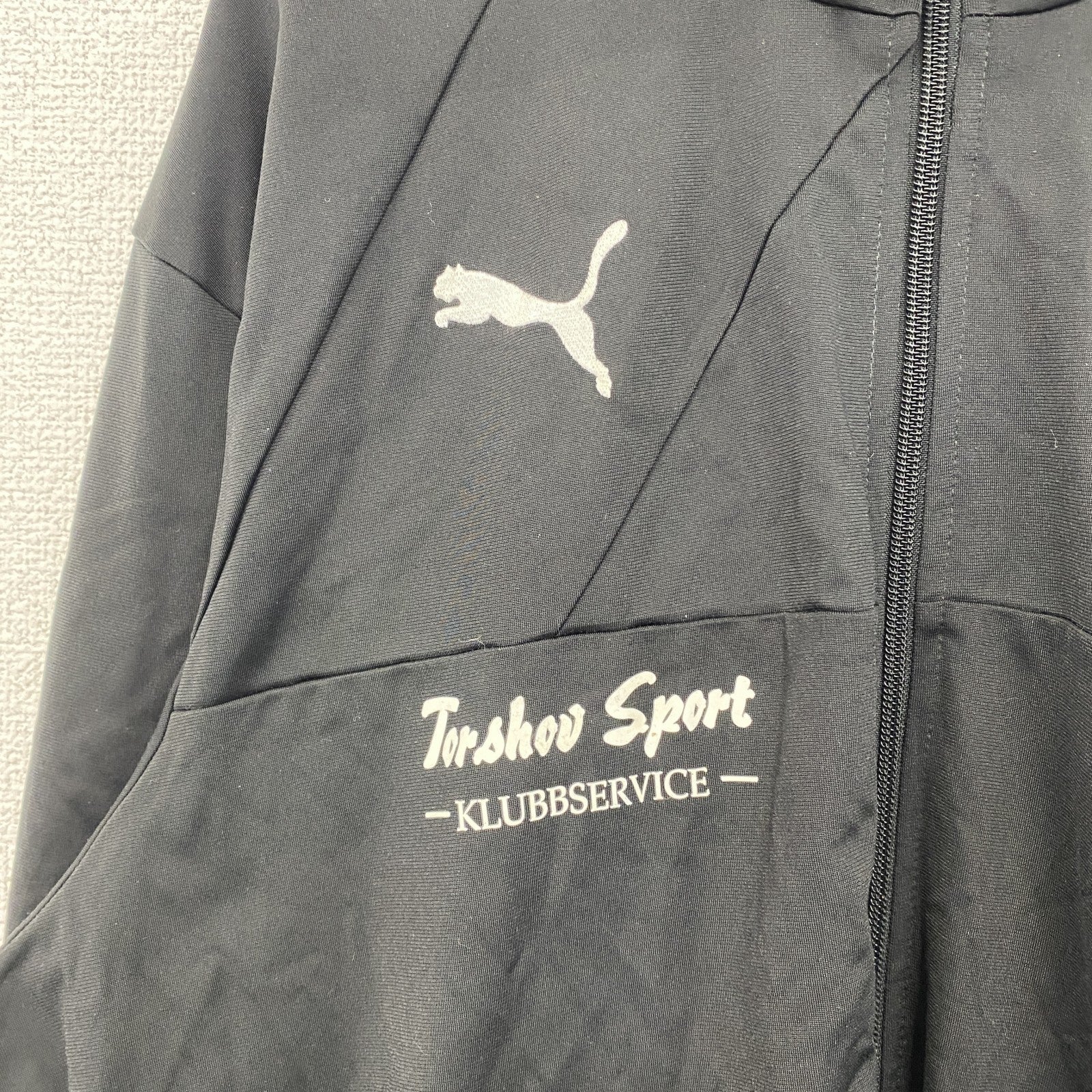 古着 used　PUMA プーマ　トラックジャケット　フルジップ　カジュアルデザイン　オリジナルロゴ　ワンポイント　黒　XLサイズ
