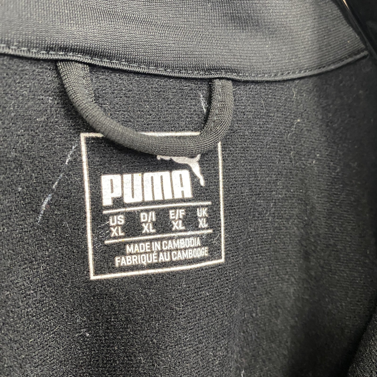 古着 used　PUMA プーマ　トラックジャケット　フルジップ　カジュアルデザイン　オリジナルロゴ　ワンポイント　黒　XLサイズ