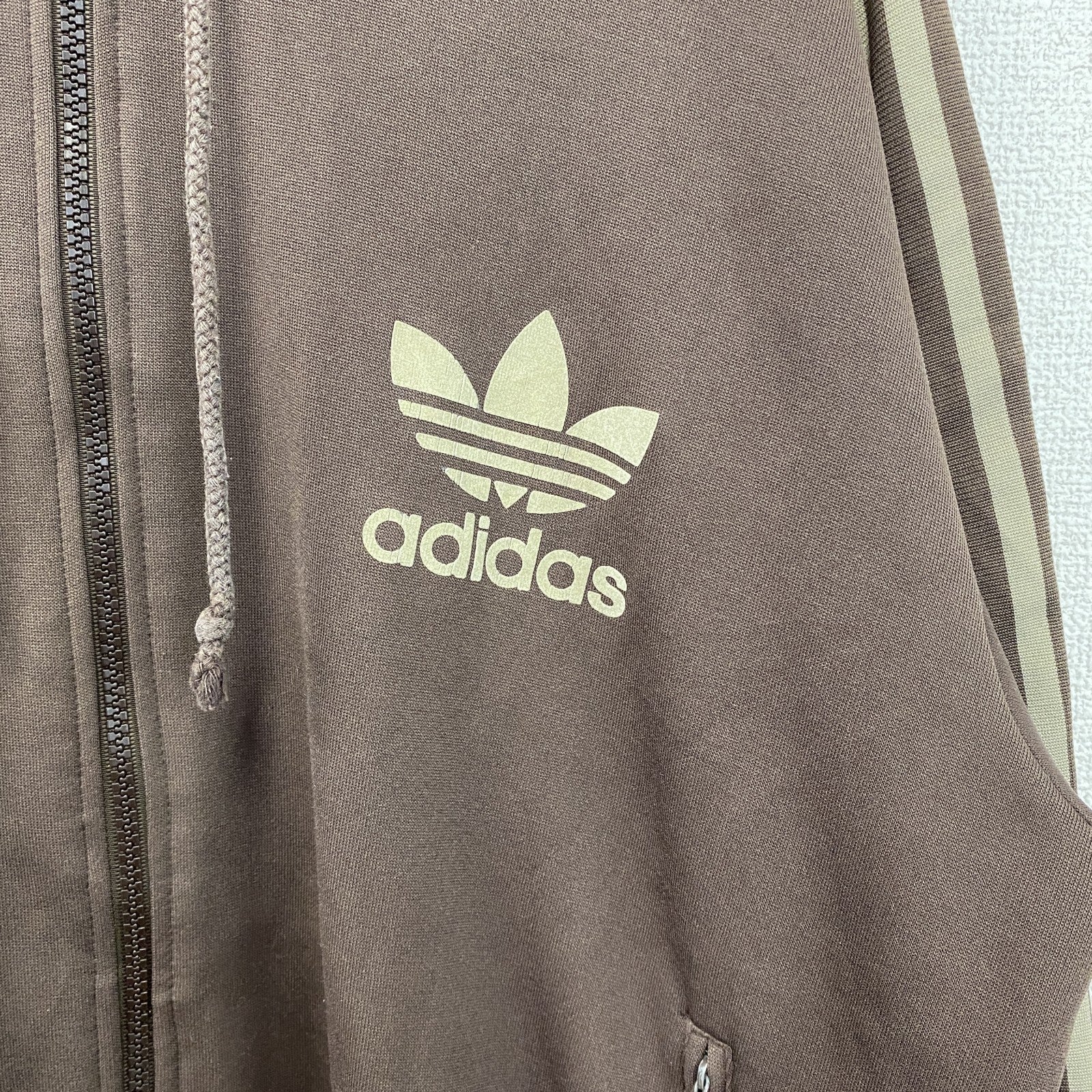古着 used　adidas　アディダス　デカロゴジャージパーカー　フード付きトラックジャケット　フルジップ　茶色　XLサイズ