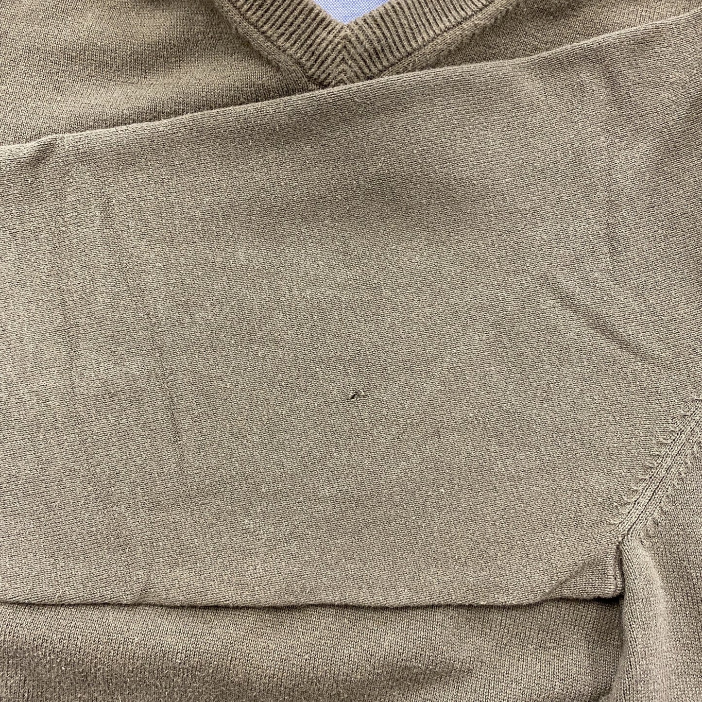 古着　used　TOMMY HILFIGER トミーヒルフィガー　長袖Vネックニット　セーター　カーキ　ワンポイントロゴ　Lサイズ
