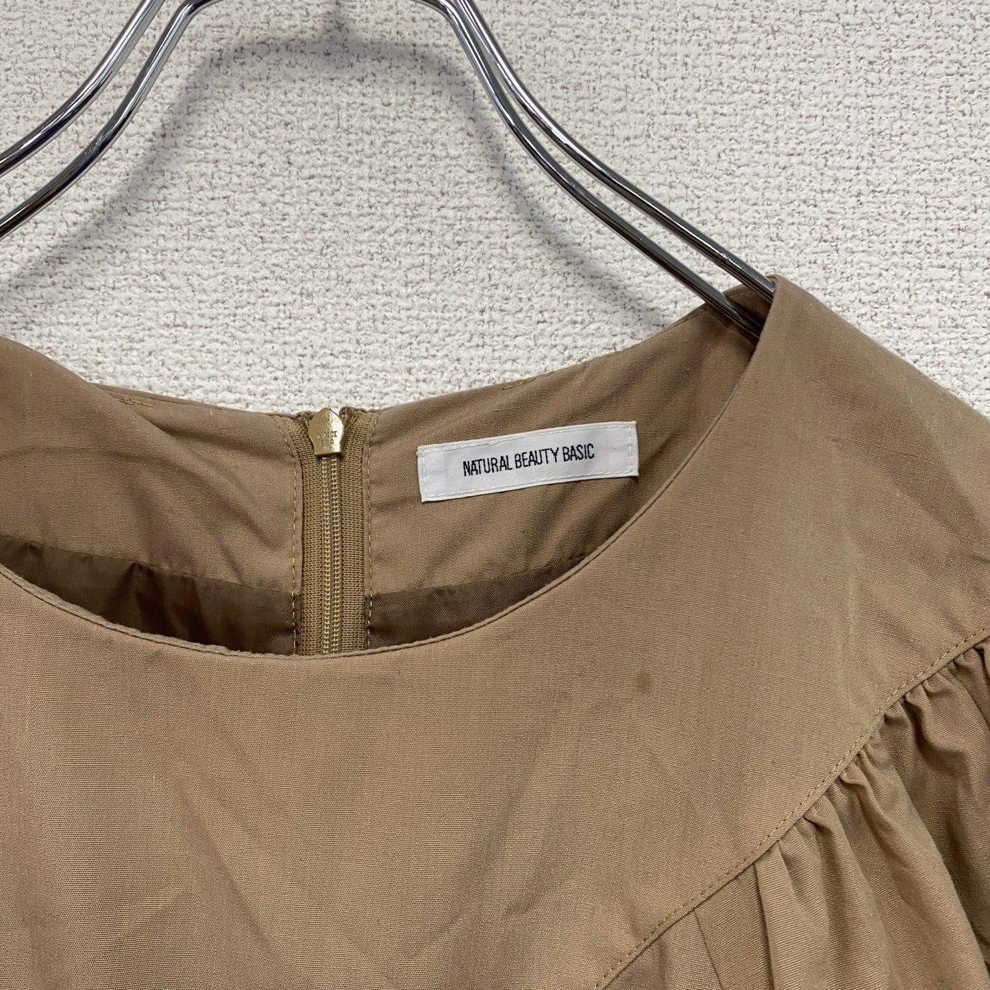 NATURAL BEAUTY BASIC　ナチュラルビューティーベーシック　バルーンスリーブAラインワンピース　ベージュ　Sサイズ