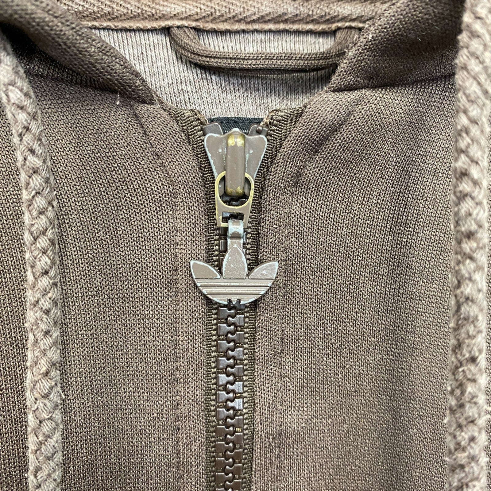 古着 used　adidas　アディダス　デカロゴジャージパーカー　フード付きトラックジャケット　フルジップ　茶色　XLサイズ