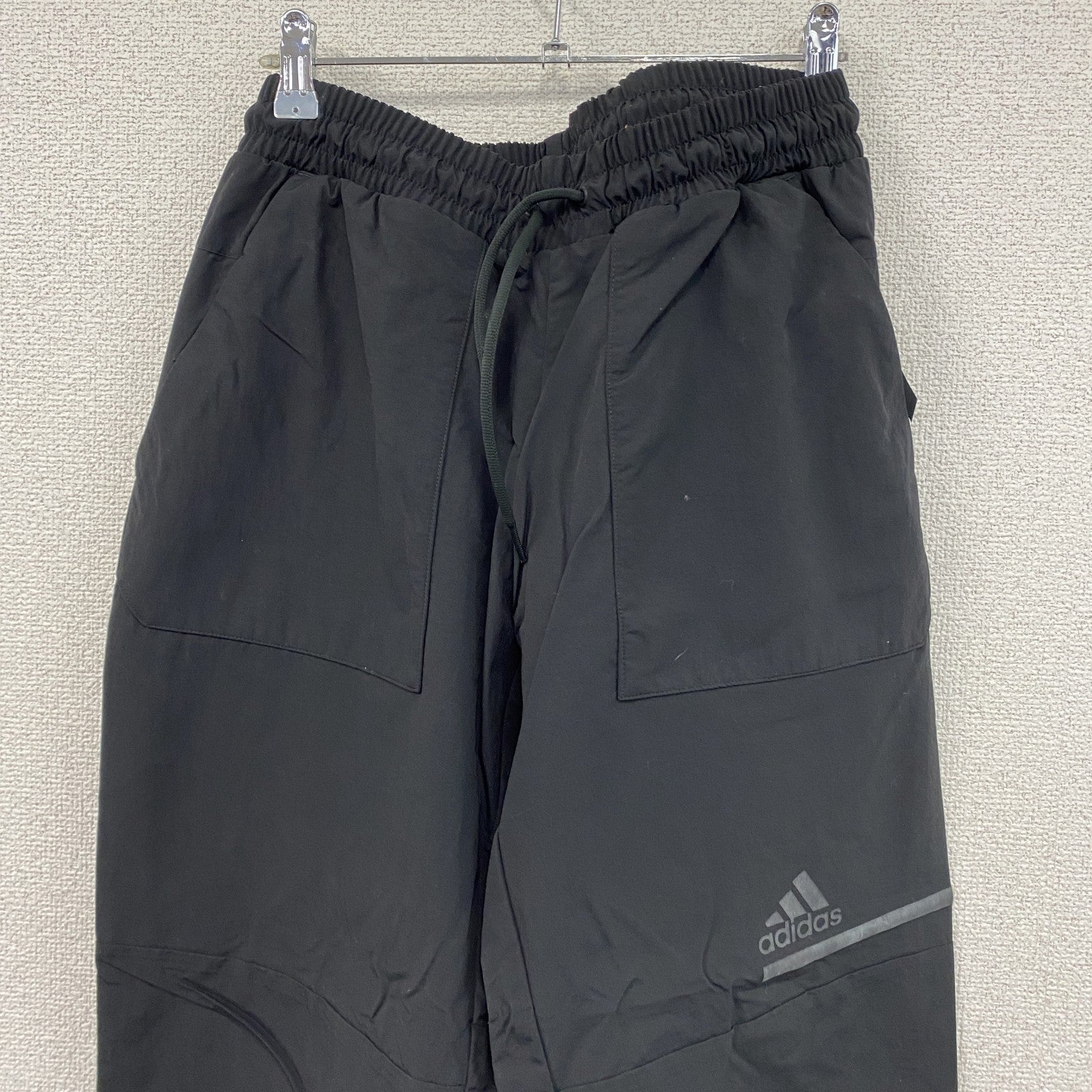 adidas　アディダス　ナイロンパンツ　　パフォーマンスロゴ　黒　ブラック　Mサイズ