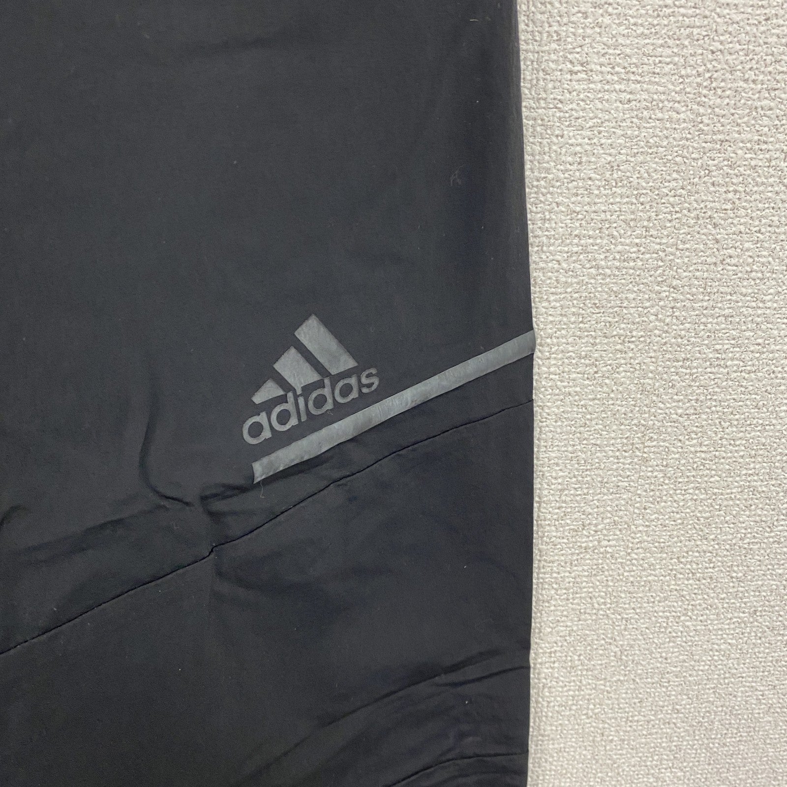 adidas　アディダス　ナイロンパンツ　　パフォーマンスロゴ　黒　ブラック　Mサイズ