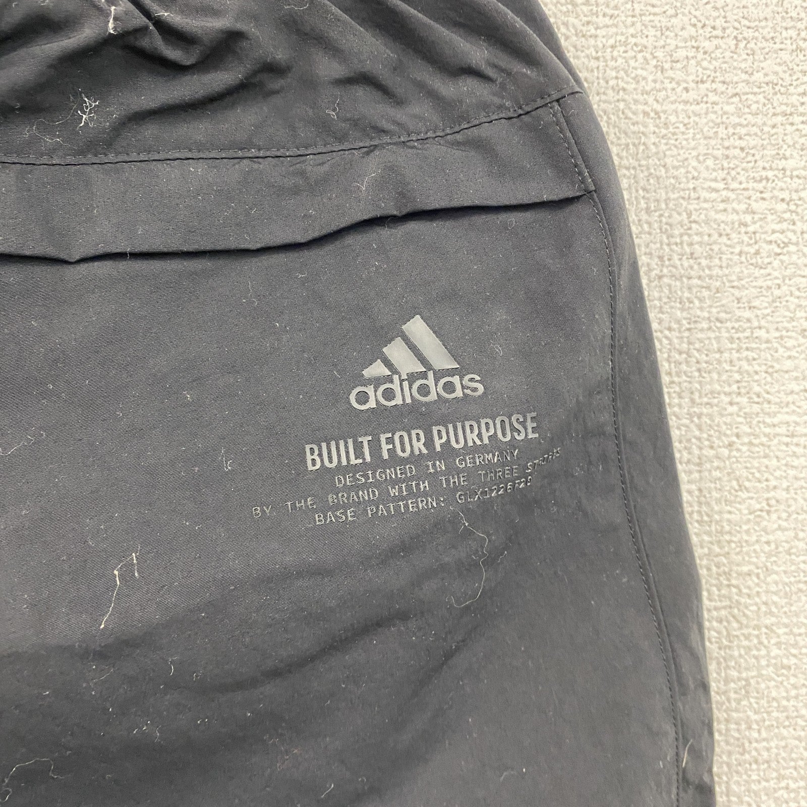 adidas　アディダス　ナイロンパンツ　　パフォーマンスロゴ　黒　ブラック　Mサイズ