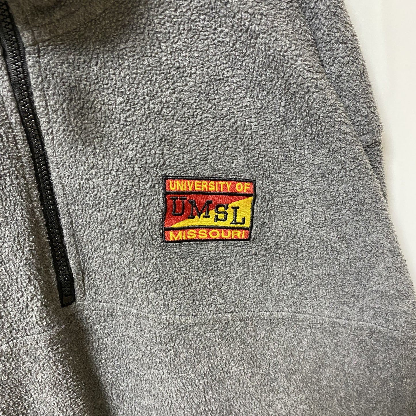 古着 used　NAS　長袖フリースジャケット　ハーフジップブルゾン　カレッジロゴ刺繍　ミズーリ大学　グレー　Lサイズ