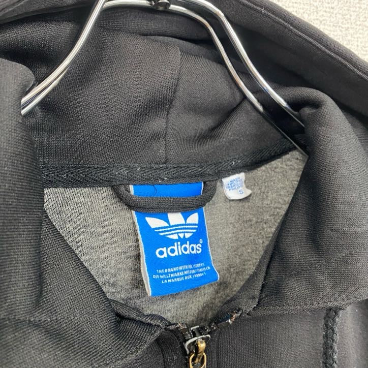 古着 used　adidas　アディダス　長袖スウェット　フード付きパーカー　ジャージ　ワンポイントロゴ　黒　ブラック　Sサイズ　