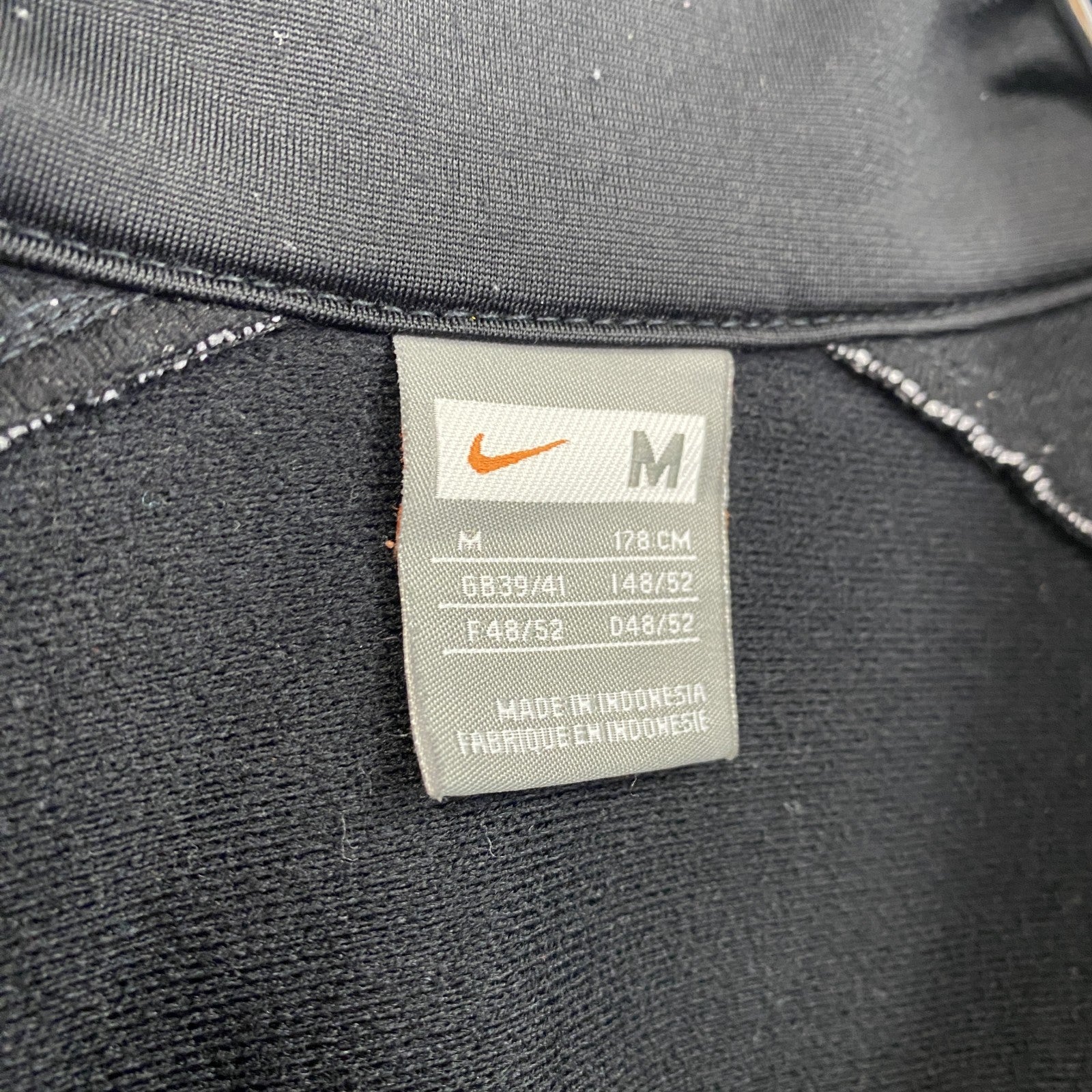 古着 used　NIKE　ナイキ　長袖ワンポイント刺繍ジャージ　フルジップトラックジャケット　ハイネック　黒　ブラック　Mサイズ