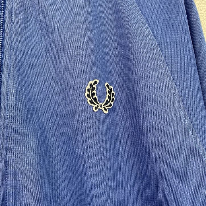 古着 used　FRED PERRY　長袖トラックジャケット　スポーツ　ジャージ　ワンポイントロゴ刺繍　青　ブルー　Sサイズ