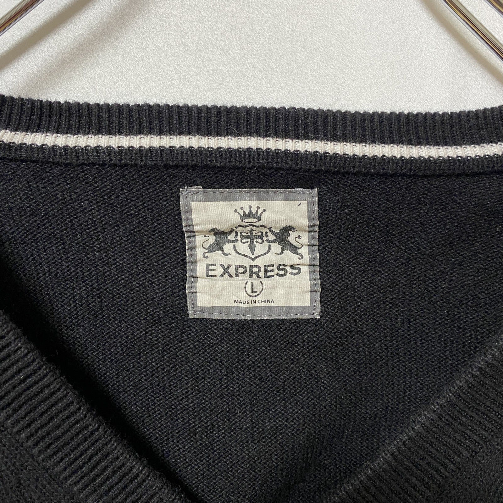 古着 used　EXPRESS　長袖Vネックニット　セーター　ワンポイントロゴ刺繍　黒　ブラック　秋冬服　Lサイズ