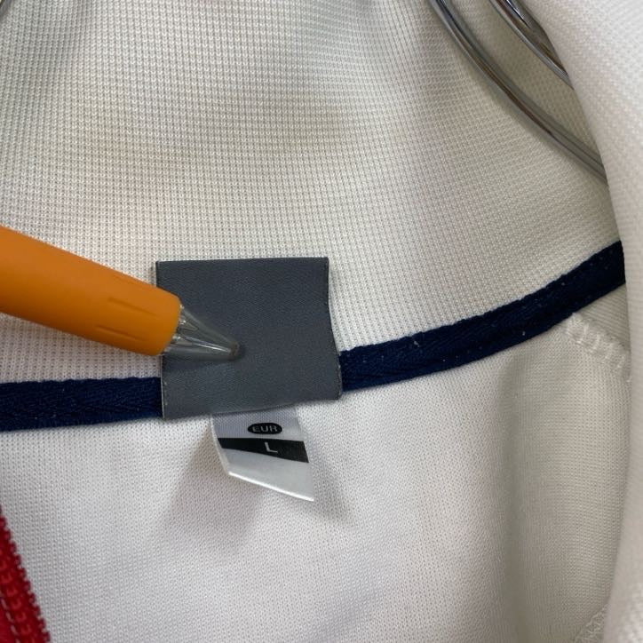 古着 used　umbro　アンブロ　長袖スウェット　フルジップ　ジャージ　ワンポイントロゴ　白　ホワイト　Lサイズ