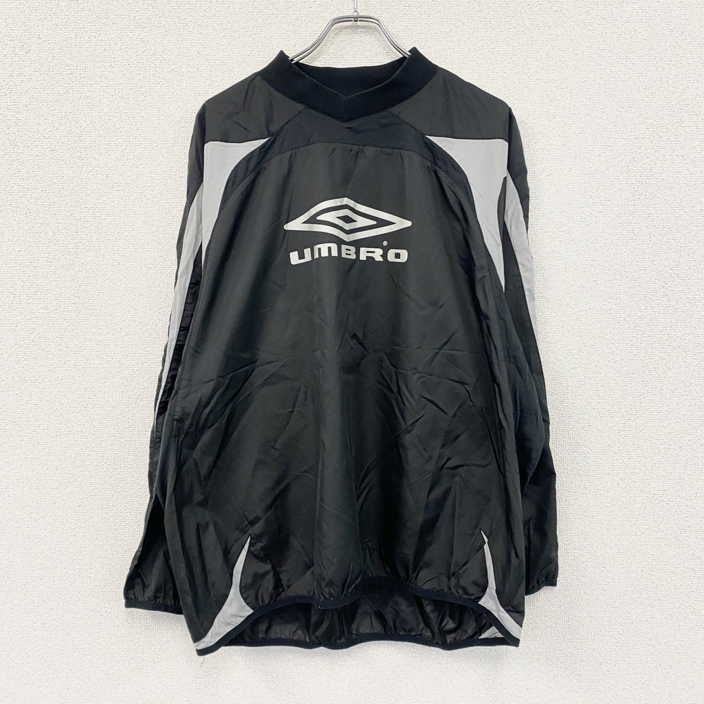 UMBRO　アンブロ　プルオーバージャケット　ピステ　デカロゴ　黒　ブラック　Oサイズ